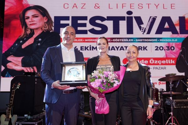 Konyaaltı Caz Festivali’nde ilk gün Birsen Tezer sahne aldı Konyaaltı Caz Festivali’nde ilk gün Birsen Tezer sahne aldı