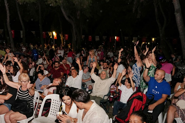 Konyaaltı’nda yağmura rağmen VoSahne konserine yoğun ilgi Konyaaltı’nda yağmura rağmen VoSahne konserine yoğun ilgi