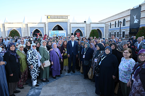 Konya’da “Hatırdan Hatıraya Kültür Turları”na 10 bin emekli katıldı Konya’da “Hatırdan Hatıraya Kültür Turları”na 10 bin emekli katıldı