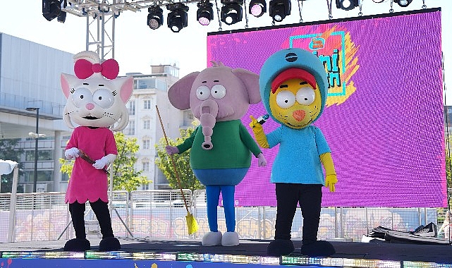Kral Şakir'in 10. Yıl Festivaline Görkemli Final Kral Şakir'in 10. Yıl Festivaline Görkemli Final