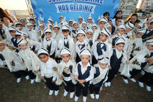Küçükçekmece’de 151 çocuğun katılımıyla toplu sünnet şöleni düzenlendi Küçükçekmece’de 151 çocuğun katılımıyla toplu sünnet şöleni düzenlendi