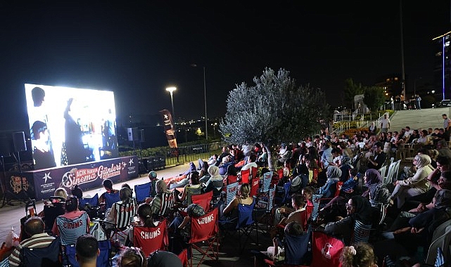 Küçükçekmece'de Açık Hava Sinema Günleri "Neşeli Günler" ile Başladı Küçükçekmece'de Açık Hava Sinema Günleri "Neşeli Günler" ile Başladı