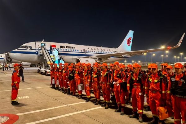 Kurtarma ekipleri Gyirong’daki heyelan bölgesine sevk ediliyor Kurtarma ekipleri Gyirong’daki heyelan bölgesine sevk ediliyor