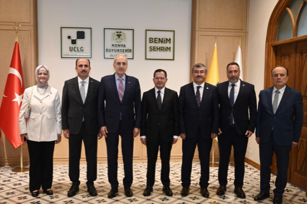 Kurtulmuş’a “40 Çizgi 40 Öykü” kitabı takdim edildi Kurtulmuş’a “40 Çizgi 40 Öykü” kitabı takdim edildi