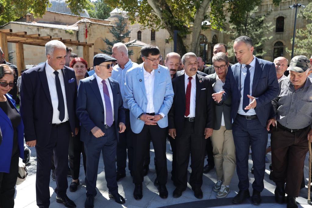Kütahya’da Ulu Cami Meydan Parkı hizmete açıldı Kütahya’da Ulu Cami Meydan Parkı hizmete açıldı