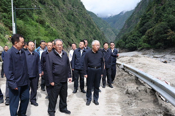 Li Qiang, afet bölgesinde arama-kurtarma çalışmalarını yönetiyor Li Qiang, afet bölgesinde arama-kurtarma çalışmalarını yönetiyor