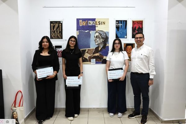 Liselerarası Kitap Kapağı Yarışması'nda ödüller sahiplerini buldu Liselerarası Kitap Kapağı Yarışması'nda ödüller sahiplerini buldu