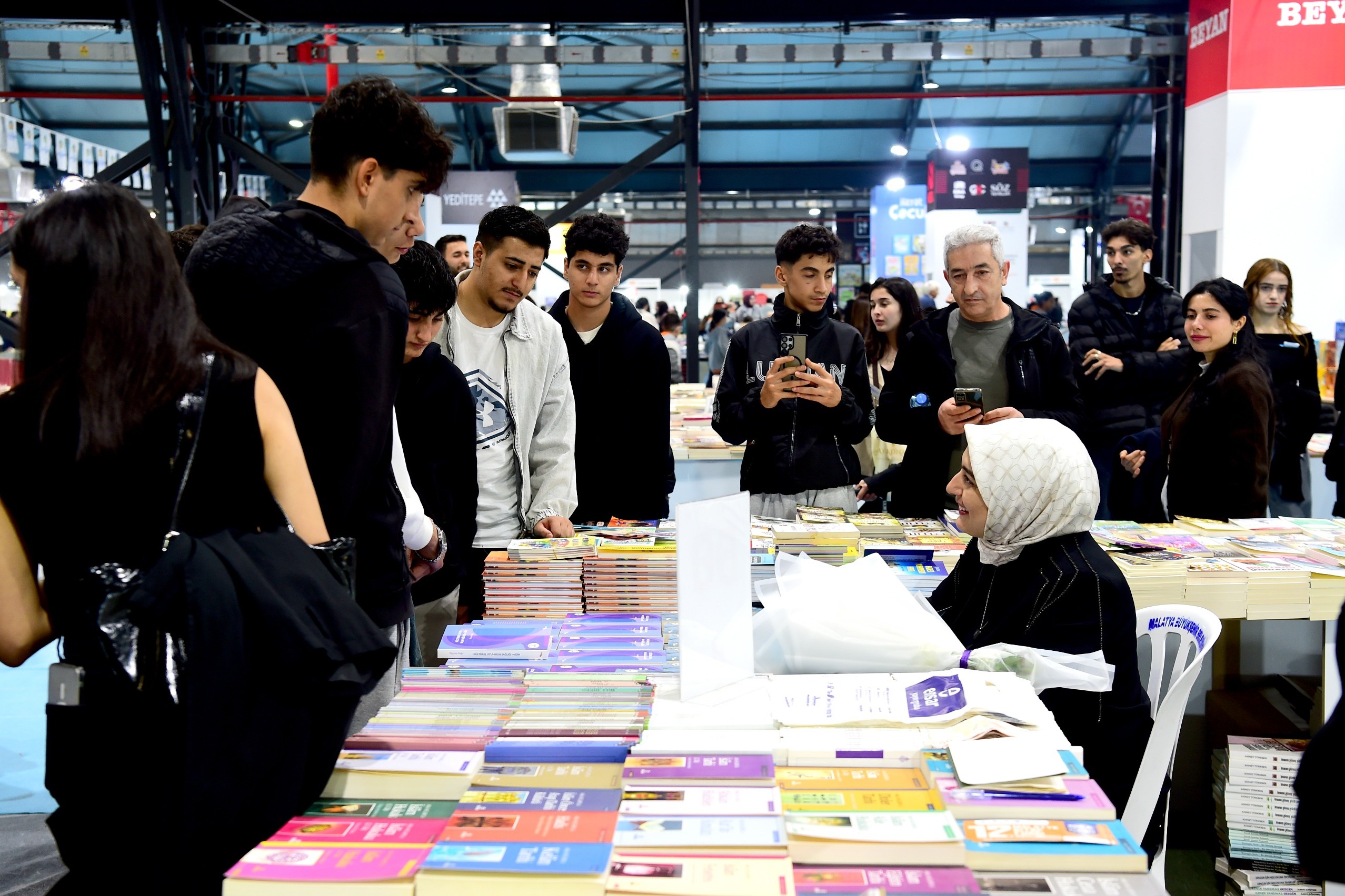 Malatya Kitap Fuarı’da yazarlar ve okurlar buluşuyor Malatya Kitap Fuarı’da yazarlar ve okurlar buluşuyor