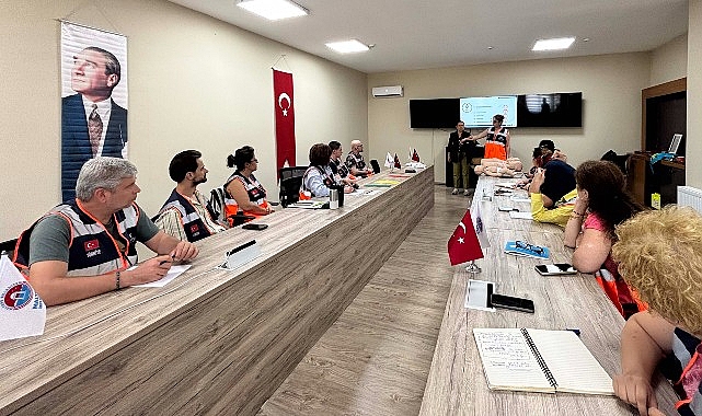 Maltepe Belediyesi'nden gönüllülere afet eğitimi Maltepe Belediyesi'nden gönüllülere afet eğitimi
