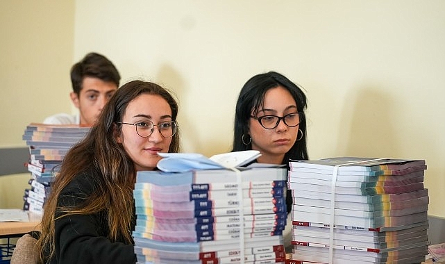 Maltepe'de Sınav Yolculuğuna Kitap Desteği Maltepe'de Sınav Yolculuğuna Kitap Desteği