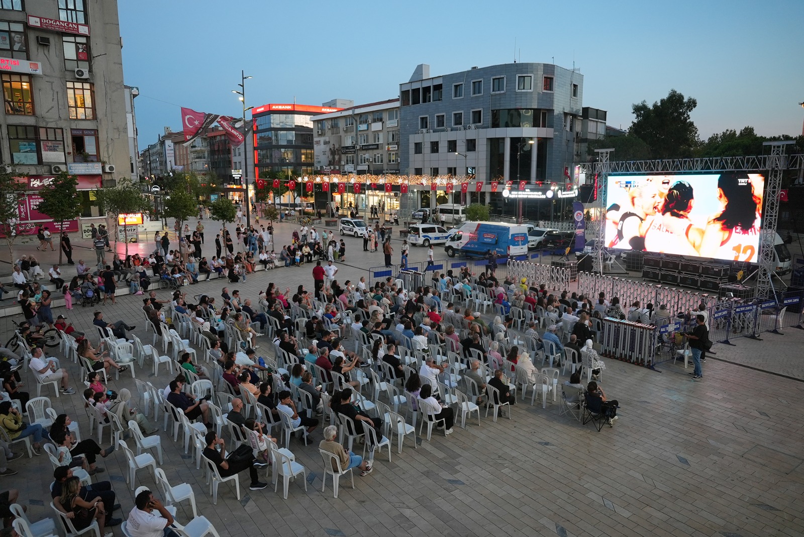 Maltepe’de Türkiye-Almanya karşılaşması dev ekranda izlendi Maltepe’de Türkiye-Almanya karşılaşması dev ekranda izlendi