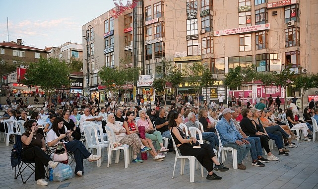 Maltepe'de yarı final coşkusu dev ekranda izlendi Maltepe'de yarı final coşkusu dev ekranda izlendi