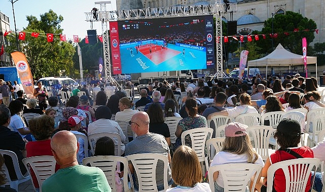 Maltepeliler “Filenin Sultanları"nı dev ekranda izlediler Maltepeliler “Filenin Sultanları"nı dev ekranda izlediler