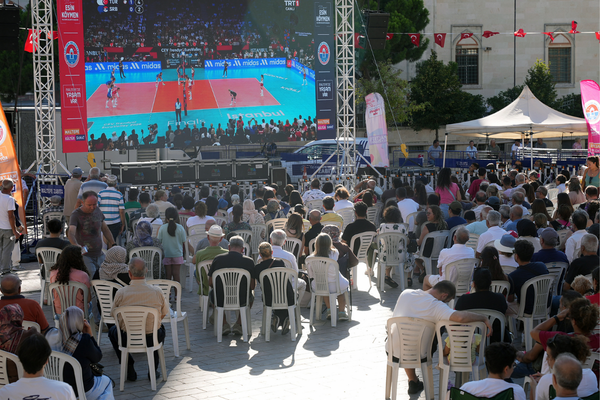 Maltepeliler Filenin Sultanları’nın final maçını dev ekrandan izledi Maltepeliler Filenin Sultanları’nın final maçını dev ekrandan izledi