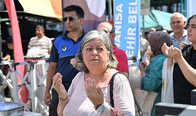 Manisa Büyükşehir'den Perşembe Pazarı'nda 2 Bin Kişiye Aşure İkramı Manisa Büyükşehir'den Perşembe Pazarı'nda 2 Bin Kişiye Aşure İkramı