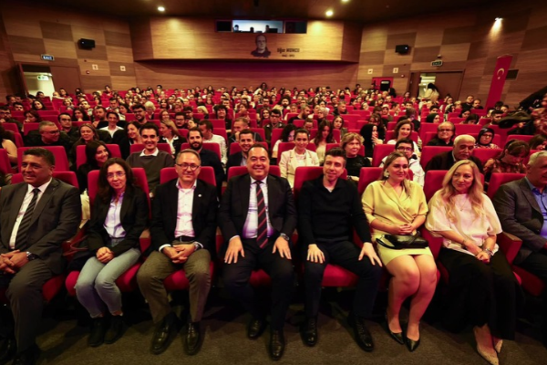 Manisa Şehir Tiyatrosu 20. yılında yeni sezonu açtı Manisa Şehir Tiyatrosu 20. yılında yeni sezonu açtı