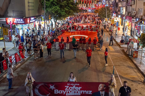Manisa’da 30 Ağustos Zafer Bayramı yürüyüş ve Hadise konseriyle kutlandı Manisa’da 30 Ağustos Zafer Bayramı yürüyüş ve Hadise konseriyle kutlandı