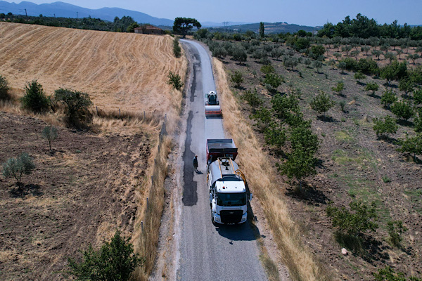 Manisa'da 8 kilometrelik yolda sathi kaplama çalışması yapılıyor Manisa'da 8 kilometrelik yolda sathi kaplama çalışması yapılıyor