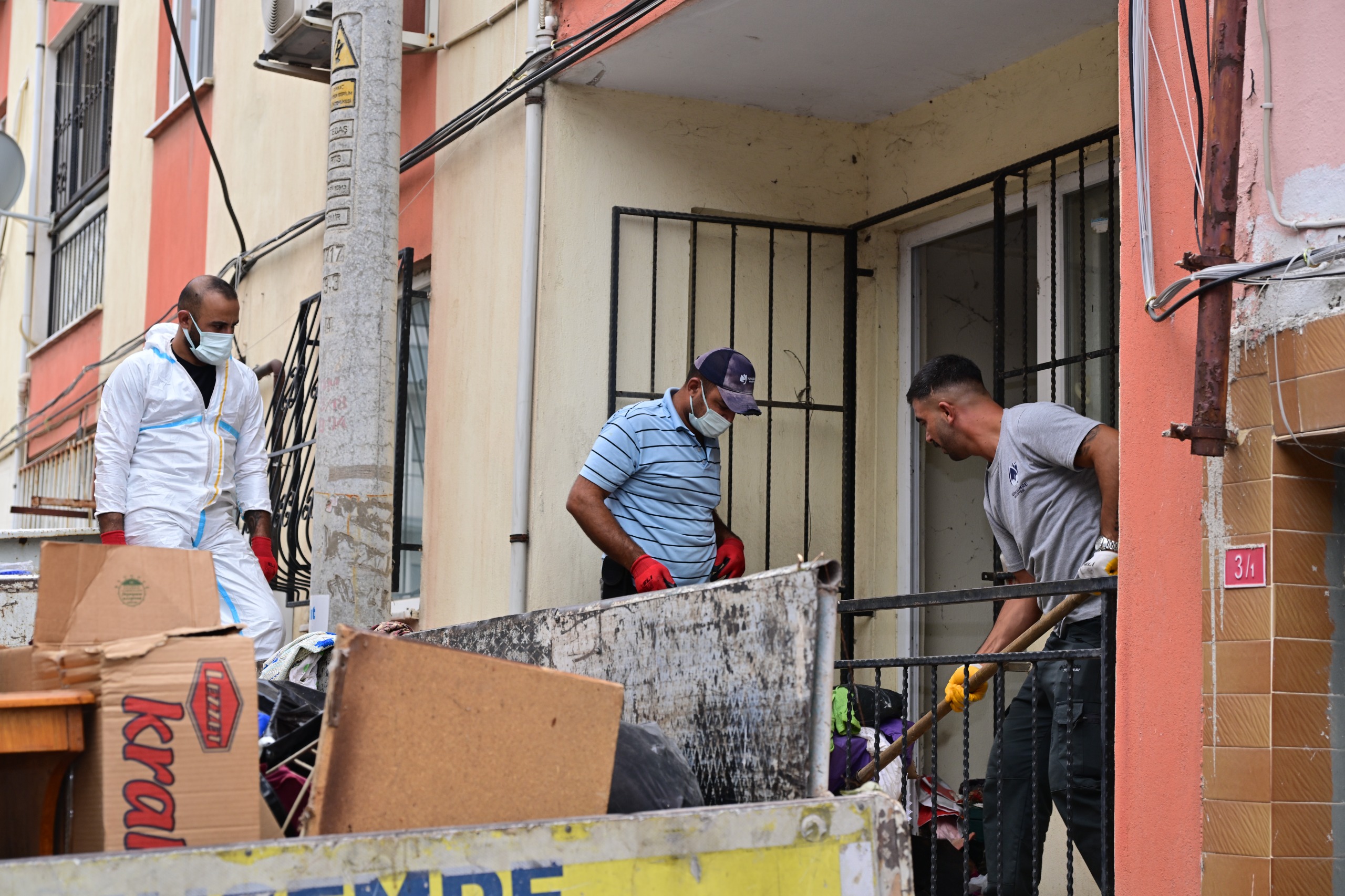 Manisa’da Barbaros Mahallesi’ndeki çöp ev temizlendi Manisa’da Barbaros Mahallesi’ndeki çöp ev temizlendi
