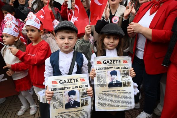 Manisa’da çocuklar Cumhuriyet coşkusunu tarihi gazete ve marşlarla yaşattı Manisa’da çocuklar Cumhuriyet coşkusunu tarihi gazete ve marşlarla yaşattı