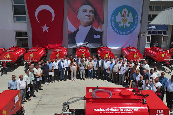 Manisa'da kırsal mahallelere 50 su tankeri daha teslim edildi
Manisa'da kırsal mahallelere 50 su tankeri daha teslim edildi