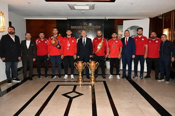 Mansur Yavaş ASKİ Spor güreşçilerini ağırladı Mansur Yavaş ASKİ Spor güreşçilerini ağırladı