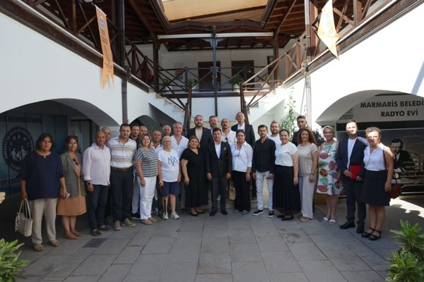 Marmaris Belediye Başkanı Ünlü muhtarlarla bir araya geldi Marmaris Belediye Başkanı Ünlü muhtarlarla bir araya geldi