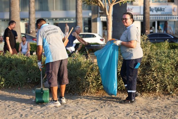 Marmaris sahillerinde sabah temizliği Marmaris sahillerinde sabah temizliği