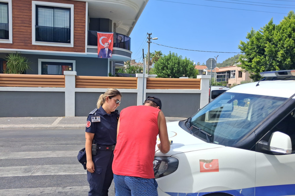 Marmaris'te çöp konteyneri yanına moloz döken kişiye ceza Marmaris'te çöp konteyneri yanına moloz döken kişiye ceza