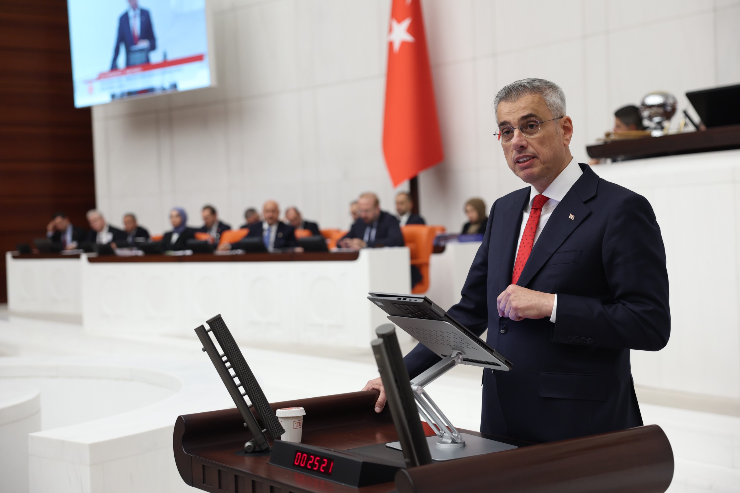 Memişoğlu: En zor şartlarda, en kritik anlarda insan, önce insan Memişoğlu: En zor şartlarda, en kritik anlarda insan, önce insan