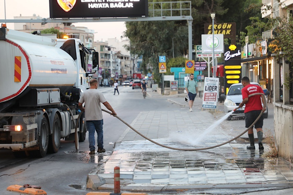 Menderes’te cadde ve kaldırımlarda genel temizlik çalışması başlatıldı Menderes’te cadde ve kaldırımlarda genel temizlik çalışması başlatıldı