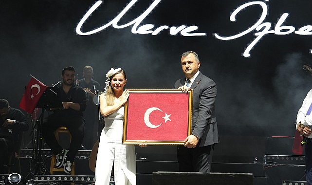 Merve Özbey Saray'ı salladı Merve Özbey Saray'ı salladı