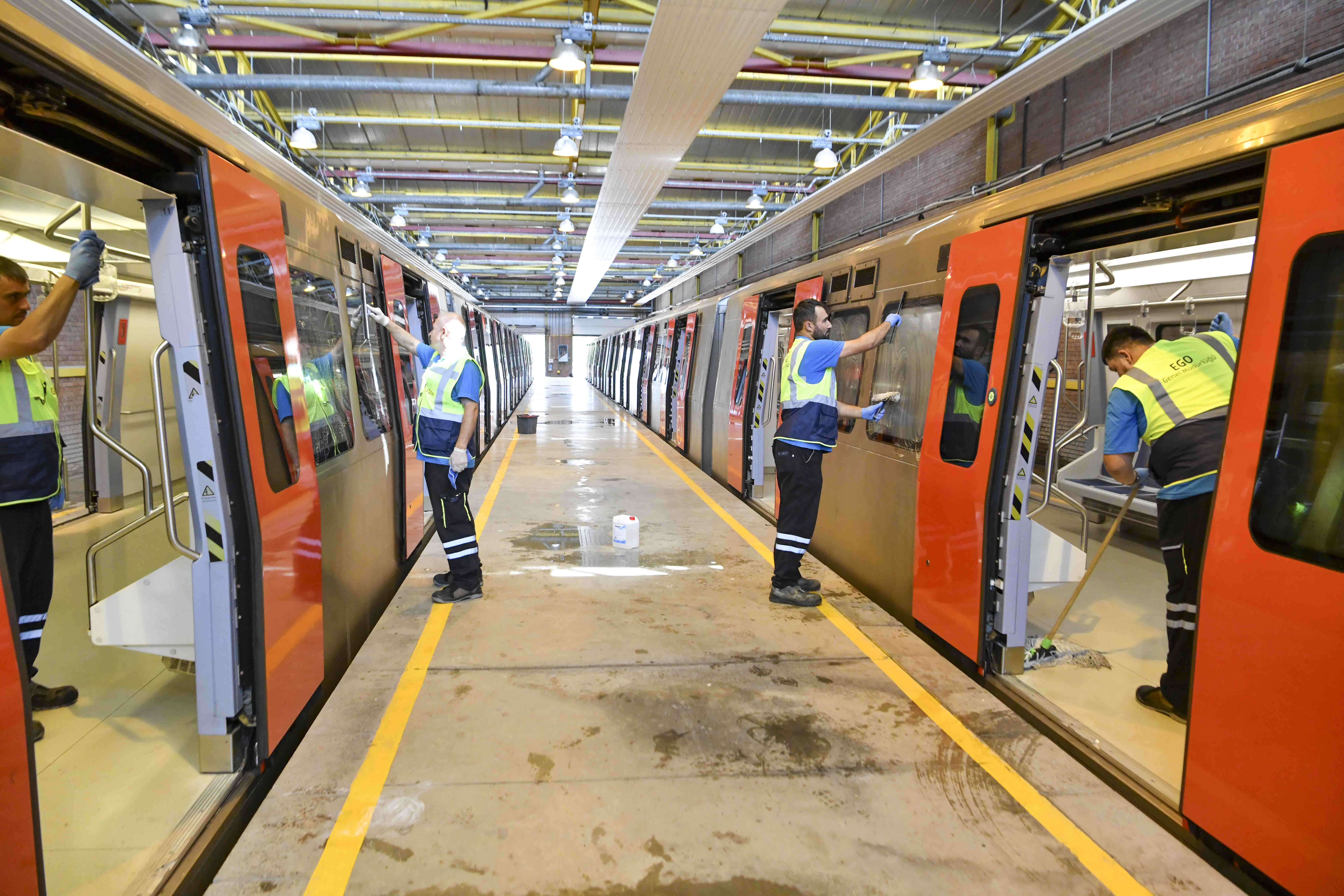 Metro ve ANKARAY’da gece boyunca hijyen mesaisi Metro ve ANKARAY’da gece boyunca hijyen mesaisi