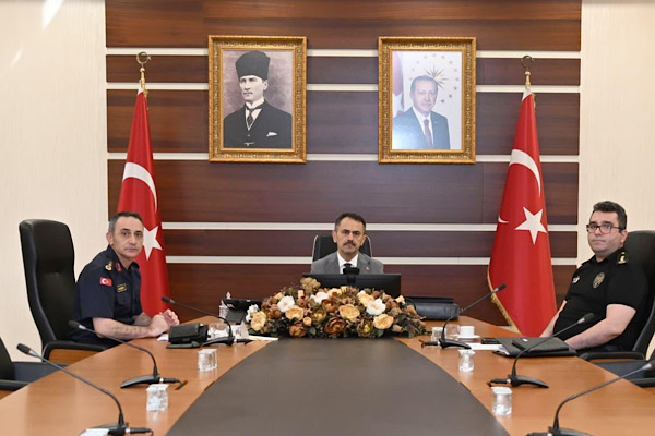 “Milli Dayanışma ve Toplumsal Bütünleşmenin Güçlendirilmesi” toplantısı yapıldı “Milli Dayanışma ve Toplumsal Bütünleşmenin Güçlendirilmesi” toplantısı yapıldı