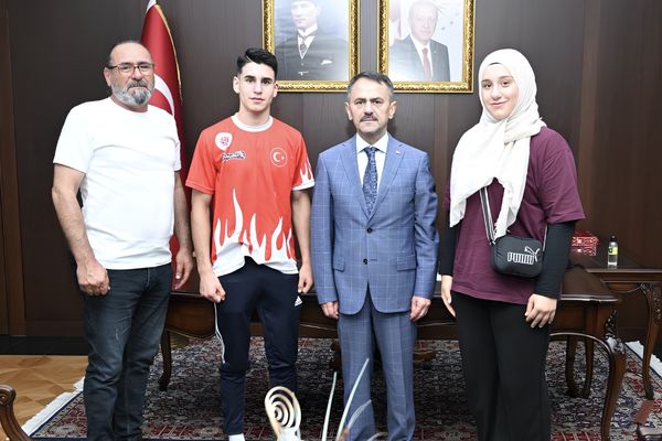 Milli sporculardan Vali Aktaş’a ziyaret Milli sporculardan Vali Aktaş’a ziyaret