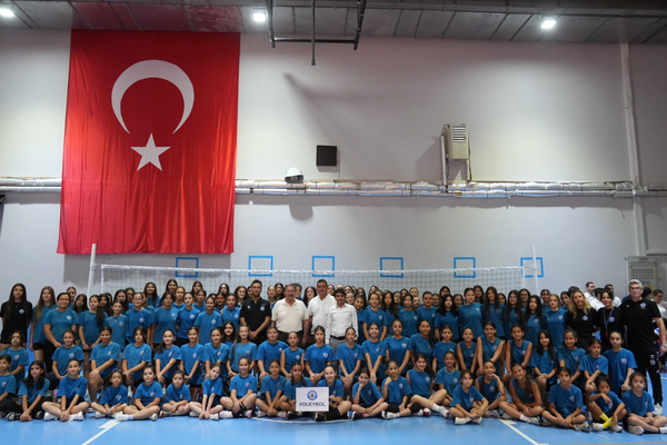 Mimar Sinan Spor Kulübü yöneticilerinden Başkan Aşgın'a ziyaret Mimar Sinan Spor Kulübü yöneticilerinden Başkan Aşgın'a ziyaret