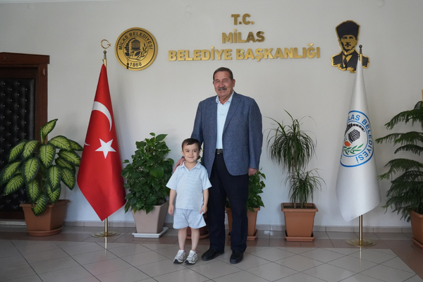 Minik Göktuğ’dan Başkan Fevzi Topuz’a teşekkür ziyareti Minik Göktuğ’dan Başkan Fevzi Topuz’a teşekkür ziyareti