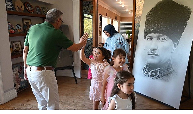 Minik yürekler bağış sertifikasını Başkan Topaloğlu'na sundu Minik yürekler bağış sertifikasını Başkan Topaloğlu'na sundu