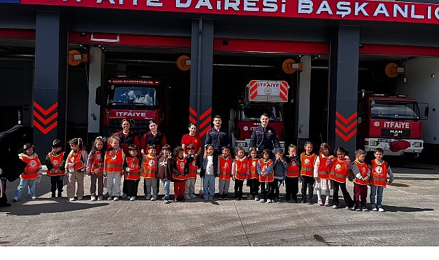 Minikler itfaiyeyi yakından tanıdı Minikler itfaiyeyi yakından tanıdı