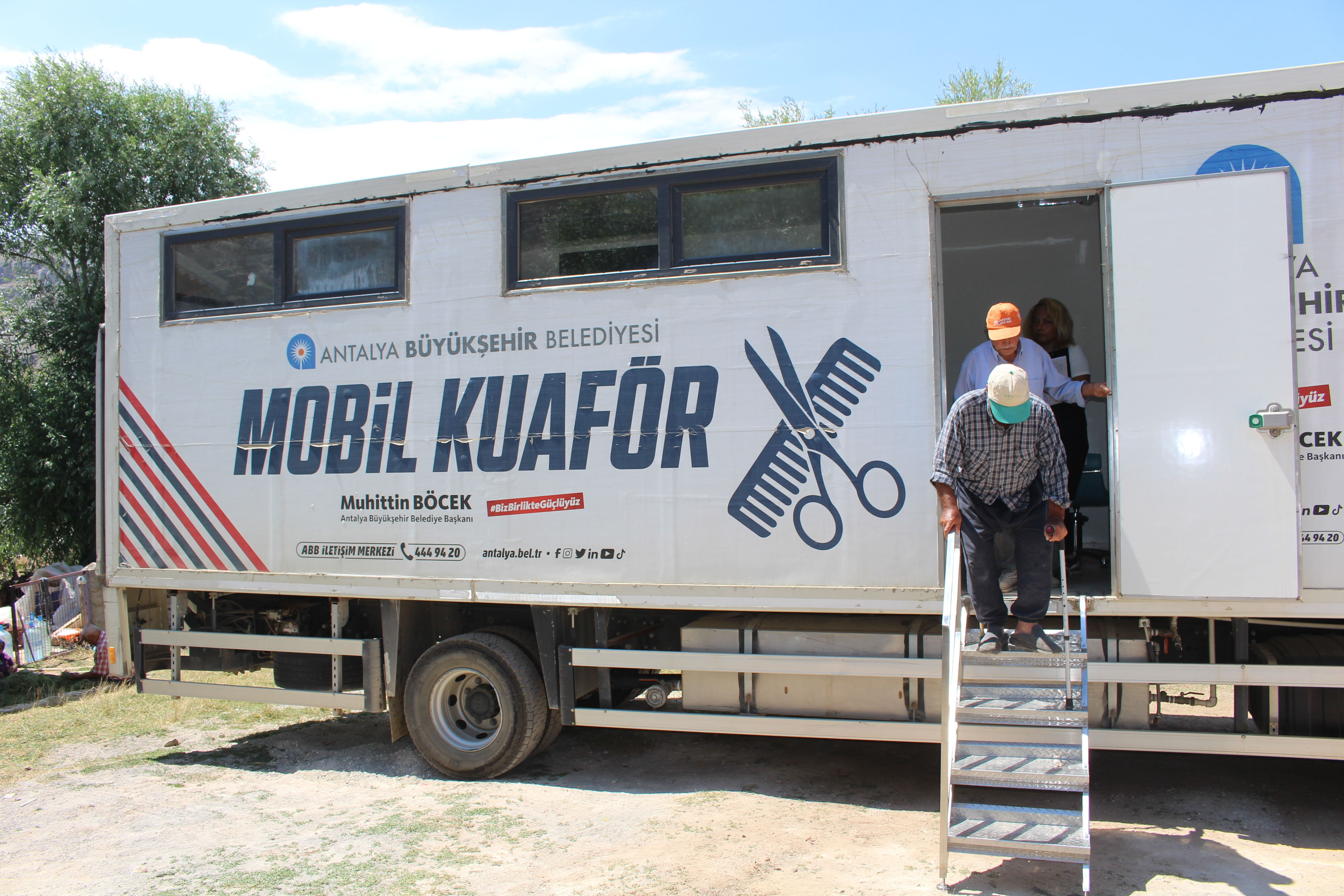 Mobil Kuaför Tırı yaylalarda vatandaşın ayağına gidiyor Mobil Kuaför Tırı yaylalarda vatandaşın ayağına gidiyor