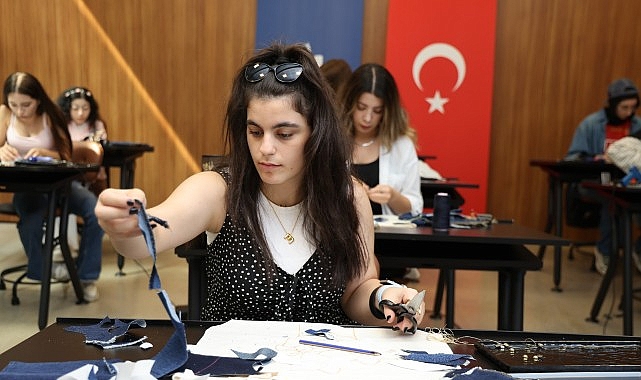 Moda Akademisi'nde hayal gücü kumaşla buluşuyor Moda Akademisi'nde hayal gücü kumaşla buluşuyor