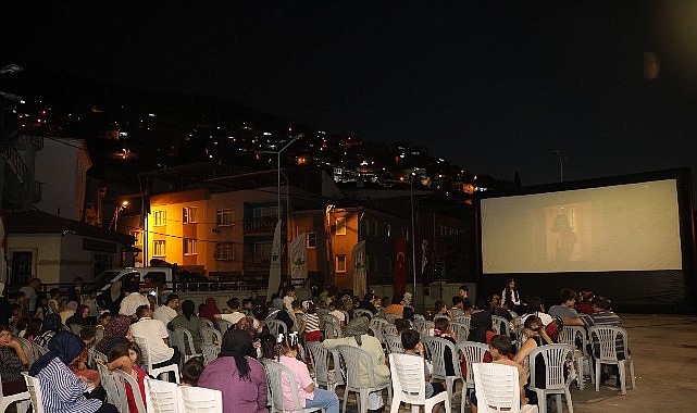 Mollafenari'de Sinema Perdesi Çocuklar İçin Açıldı Mollafenari'de Sinema Perdesi Çocuklar İçin Açıldı