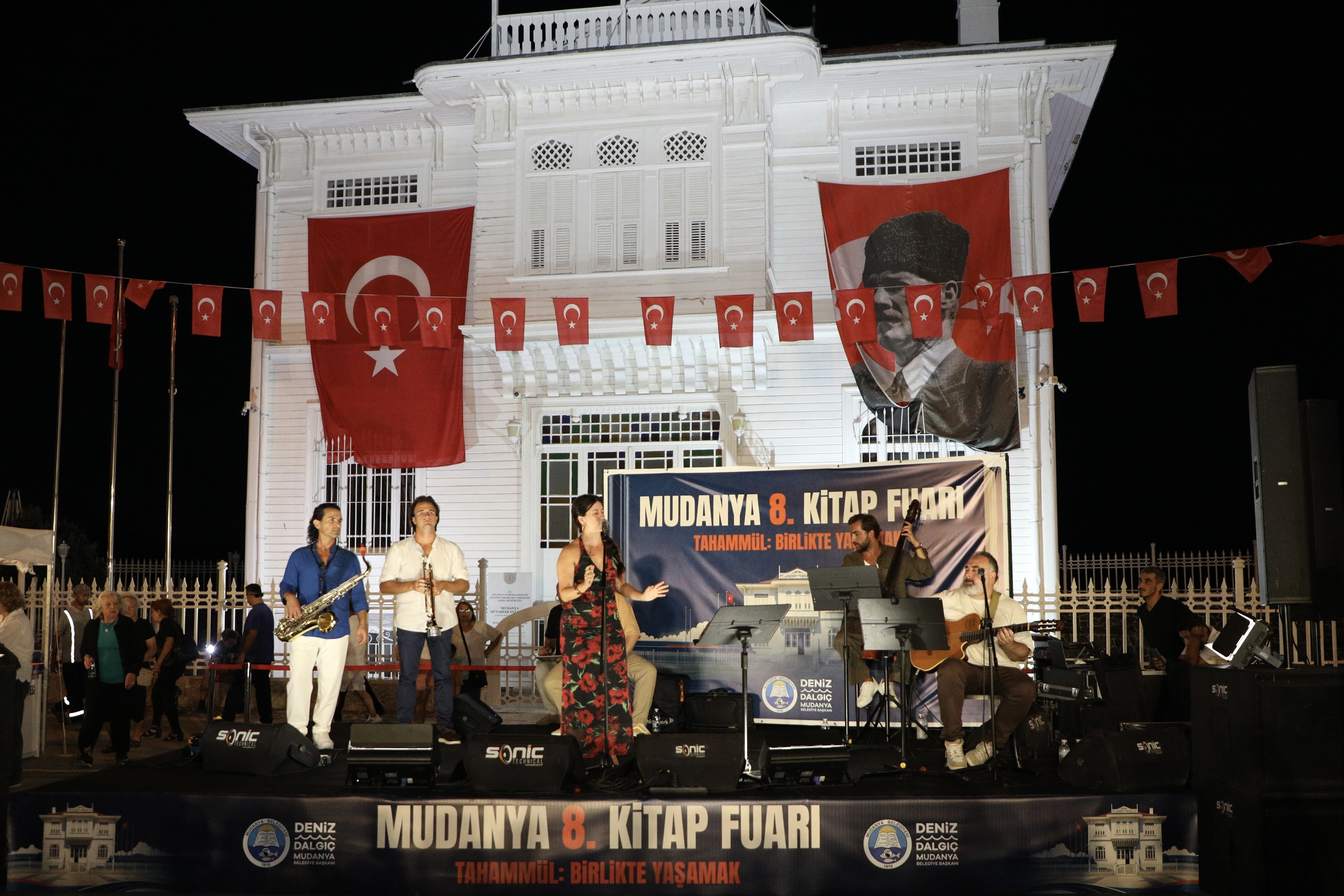 Mudanya 8. Kitap Fuarı “Tahammül: Birlikte Yaşamak” temasıyla başladı Mudanya 8. Kitap Fuarı “Tahammül: Birlikte Yaşamak” temasıyla başladı