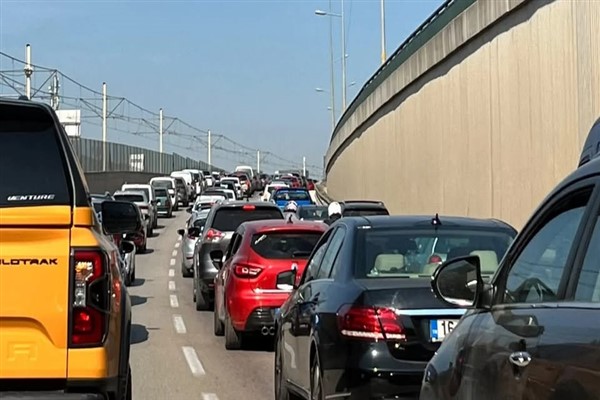 Mudanya yolunda trafik yoğunluğu Mudanya yolunda trafik yoğunluğu