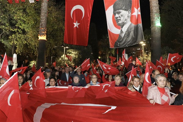 Mudanya’da Cumhuriyet’in 103. yılı yağmura rağmen coşkuyla kutlandı Mudanya’da Cumhuriyet’in 103. yılı yağmura rağmen coşkuyla kutlandı