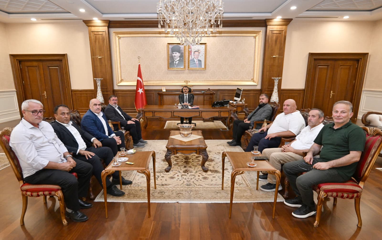 Muhtar dernek başkanları ve beraberindeki heyetten Vali Aktaş’a davet Muhtar dernek başkanları ve beraberindeki heyetten Vali Aktaş’a davet