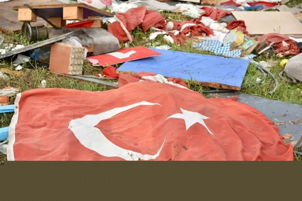 Mustafakemalpaşa’da çöp ve molozların arasında Türk bayrakları bulundu Mustafakemalpaşa’da çöp ve molozların arasında Türk bayrakları bulundu