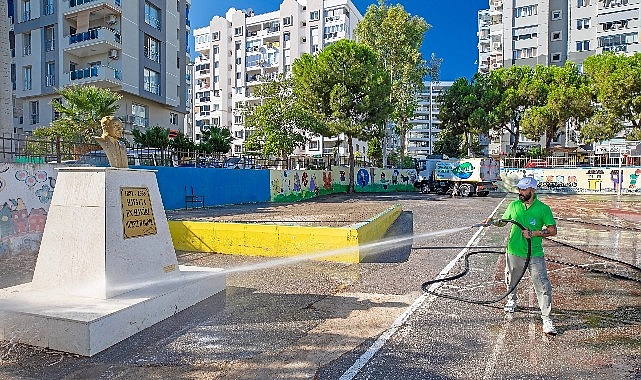 Narlıdere Belediyesi'nden okul bahçelerinde temizlik çalışması Narlıdere Belediyesi'nden okul bahçelerinde temizlik çalışması