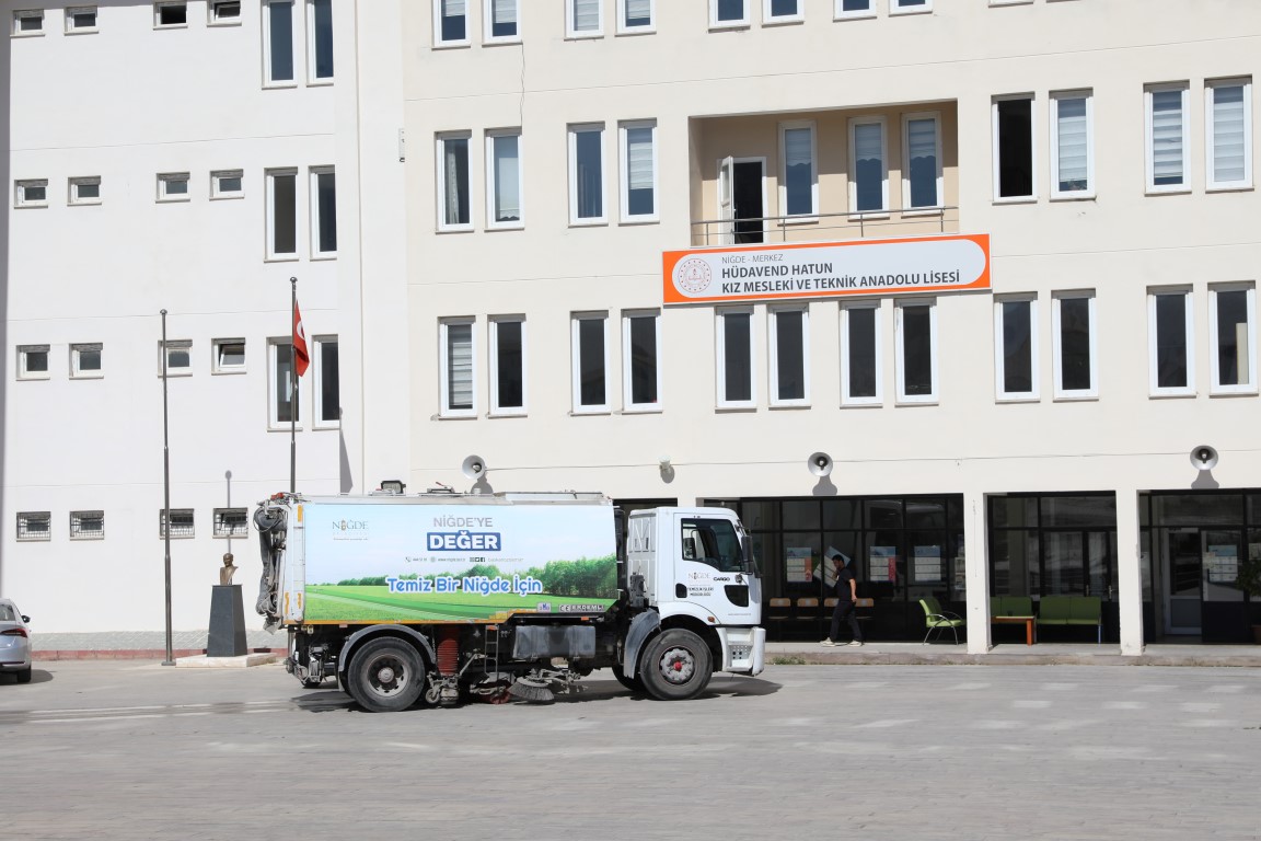 Niğde Belediyesi okullarda temizlik ve dezenfeksiyon çalışması yaptı Niğde Belediyesi okullarda temizlik ve dezenfeksiyon çalışması yaptı