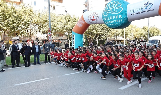 Nilüfer'de bin 749 öğrenci Cumhuriyet için koştu Nilüfer'de bin 749 öğrenci Cumhuriyet için koştu
